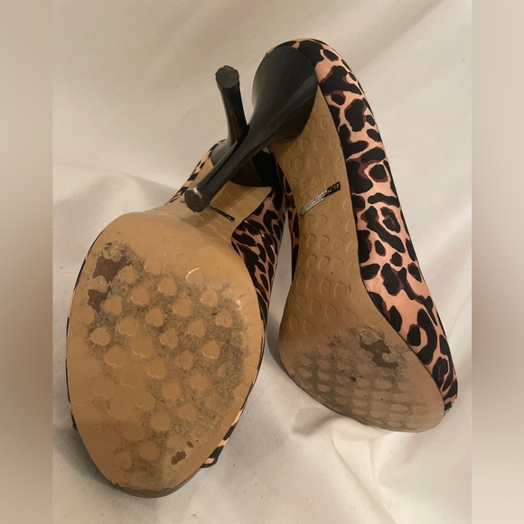 Size 9 satin and patent Betsey Johnson heels - Picture 2 of 5